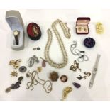 Quantity of costume jewellery to include diamante brooches, Scottish thistle brooch, lady's white