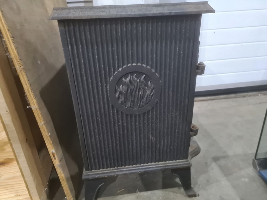 Cast iron stove with two glazed doors, 63cm x 60cm Condition ReportThe depth is 38cm or 44cm - Image 2 of 5