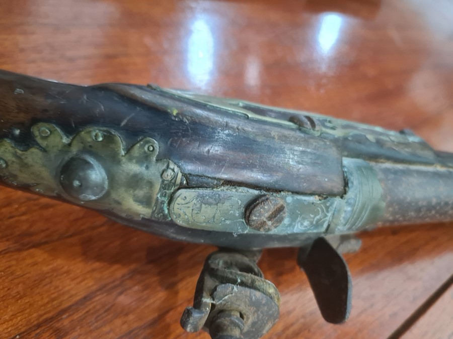 Old flintlock hunting gun with brass furniture, 70cm long Condition ReportSee attached further - Image 6 of 11