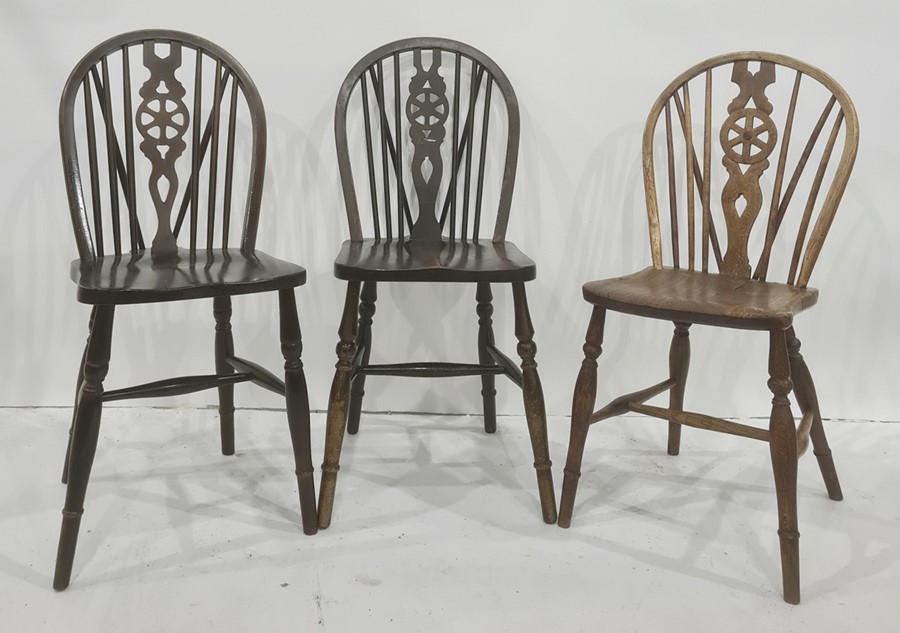 Five similar 20th century wheelback dining chairs (5)