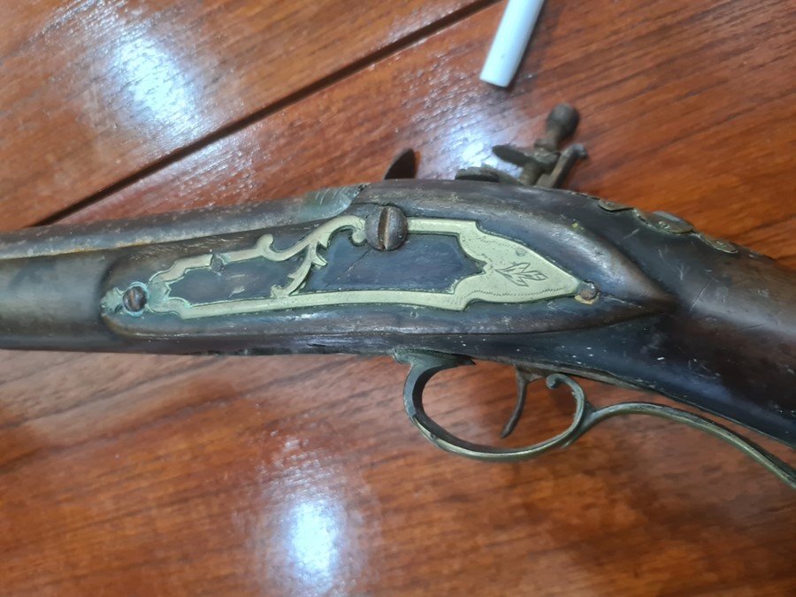 Old flintlock hunting gun with brass furniture, 70cm long Condition ReportSee attached further - Image 4 of 11