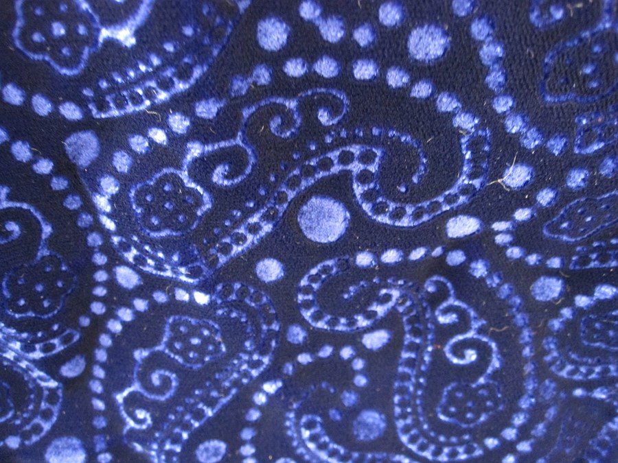 Bolt of royal blue devore silk velvet  in paisley design, 29 metres x 1.02 metres wideCondition - Image 2 of 3