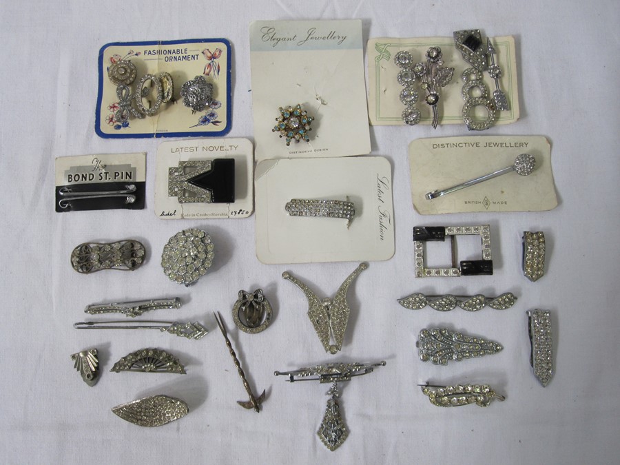 Quantity cards with vintage diamante set brooches and clips and other diamante set jewellery (1 box)