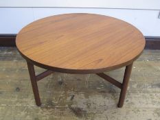 20th century circular occasional table on four straight supports, united by cross stretchers, 53cm