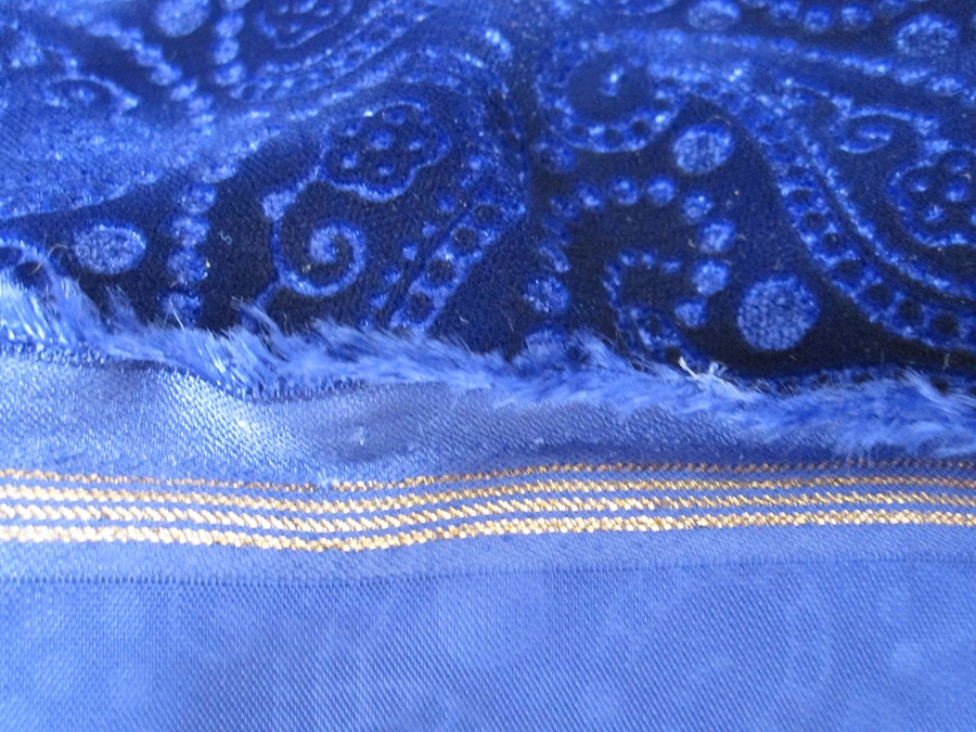 Bolt of royal blue devore silk velvet  in paisley design, 29 metres x 1.02 metres wideCondition - Image 3 of 3