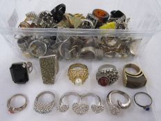 Quantity vintage and later costume jewellery rings (1 box)