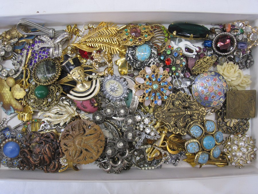 Quantity vintage and later brooches to include diamante, coloured paste and other