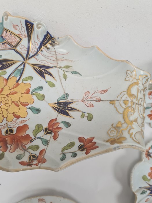 Early 19th century Masons 'Patent Ironstone China' part dessert set to include pedestal serving dish - Image 4 of 6