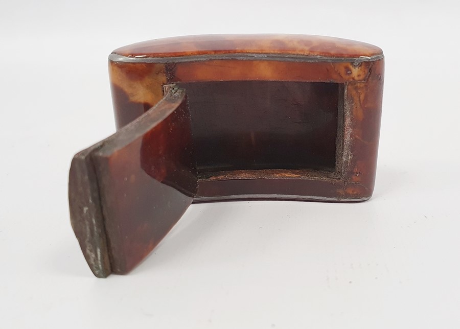 Two tortoiseshell eye glasses and a small Georgian tortoiseshell snuffbox with silver inlay, with - Image 4 of 6