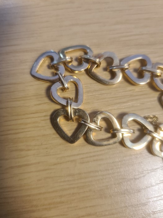 9ct gold heart link bracelet, 29.6g Condition ReportNo obvious splits, dents or breaks. There is - Image 3 of 6