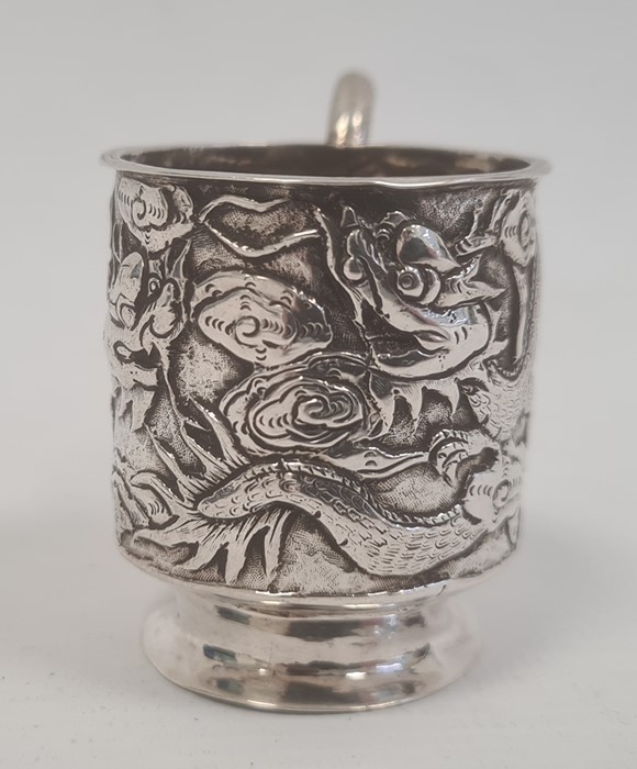 Chinese Hung Chong footed miniature cup, the cylindrical body repousse with dragons, having loop - Image 2 of 4