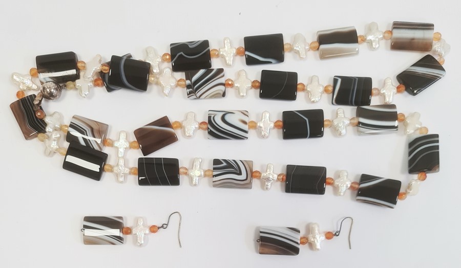 Agate bead necklace, the rectangular banded agate beads interspersed with pearlised crosses, with