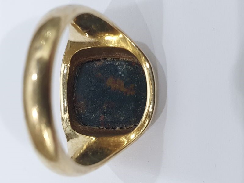 9ct gold and bloodstone set signet ring, 8.4g total (ring size S/T approx) Condition ReportSome - Image 9 of 11