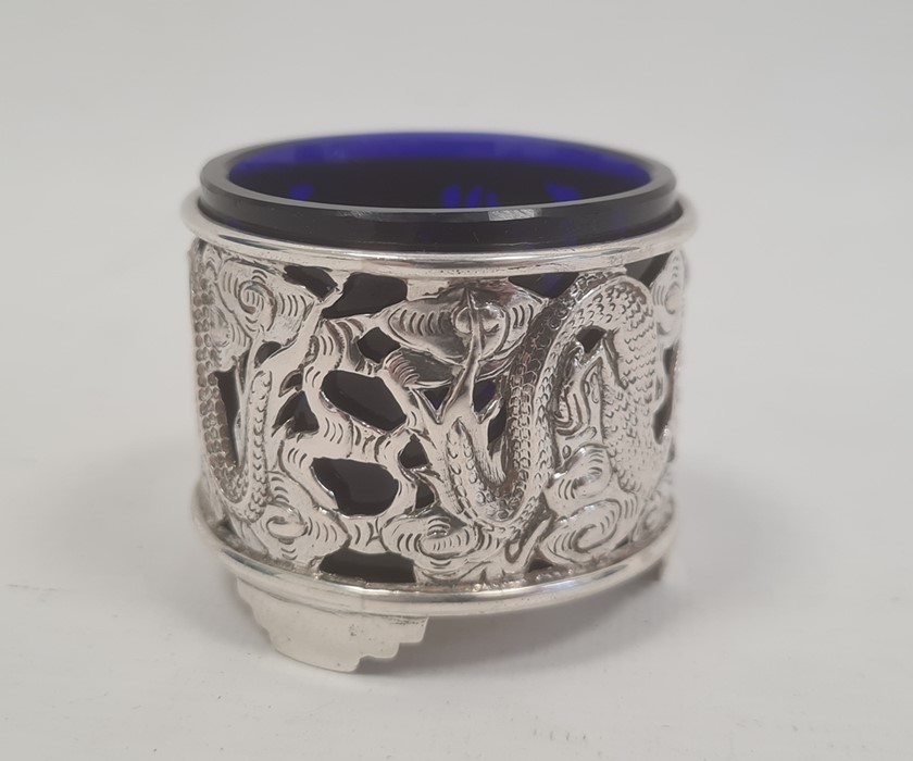 Chinese silver salt, cylindrical and pierced with dragons and flaming pearl, on three stepped - Bild 3 aus 9