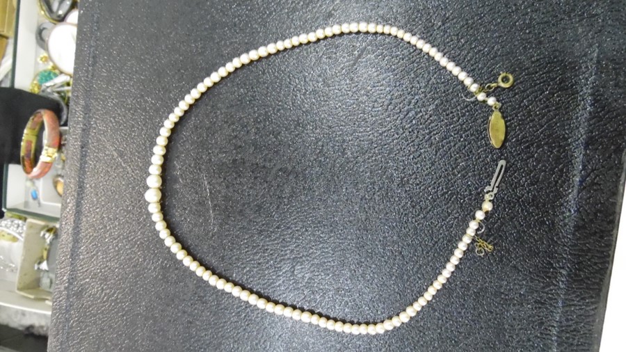 Graduated cultured pearl necklace with gilt-coloured clasp marked 'Made in France' and another - Bild 2 aus 7
