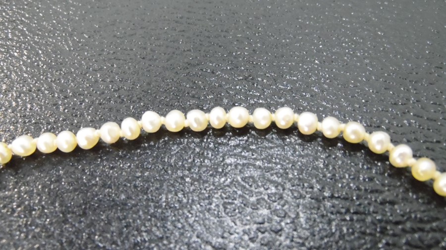Graduated cultured pearl necklace with gilt-coloured clasp marked 'Made in France' and another - Bild 7 aus 7