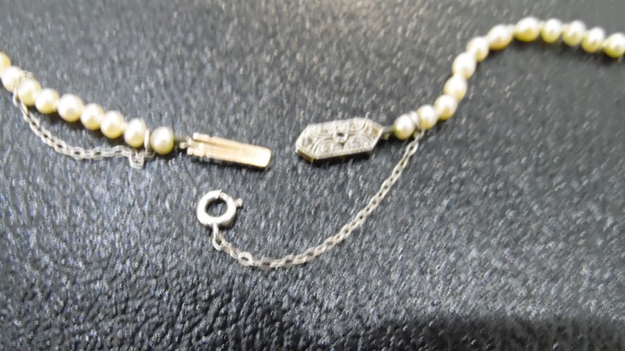 Graduated cultured pearl necklace with gilt-coloured clasp marked 'Made in France' and another - Bild 6 aus 7