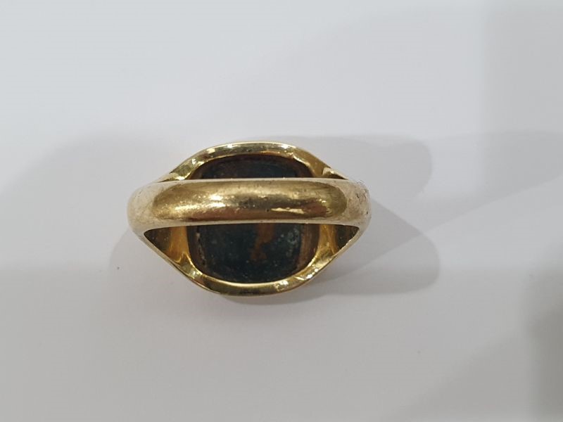 9ct gold and bloodstone set signet ring, 8.4g total (ring size S/T approx) Condition ReportSome - Image 10 of 11