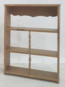 Pine three-height shelf with turned central spindles, 66cm wide