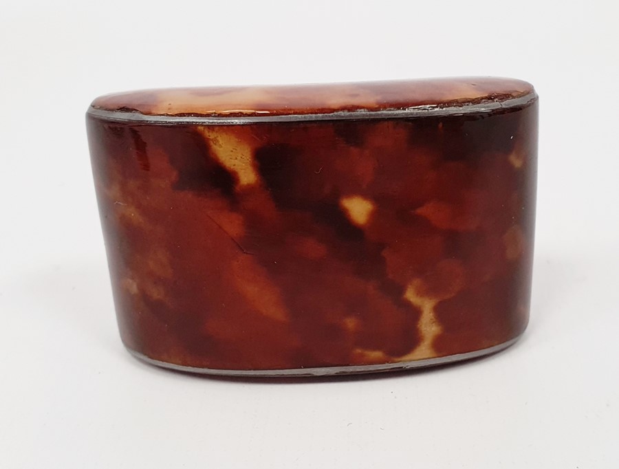 Two tortoiseshell eye glasses and a small Georgian tortoiseshell snuffbox with silver inlay, with - Image 3 of 6