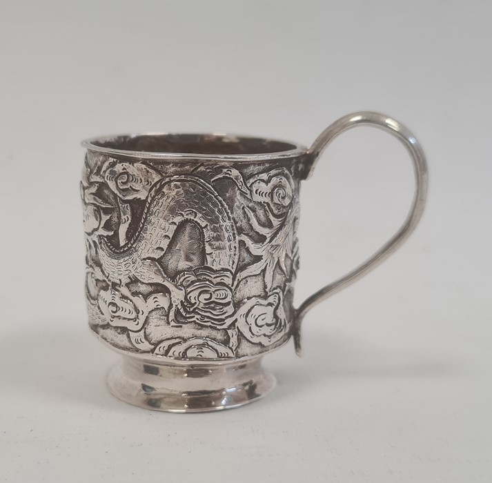 Chinese Hung Chong footed miniature cup, the cylindrical body repousse with dragons, having loop - Image 3 of 4
