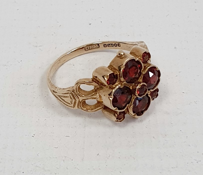9ct gold lady's ring with four large and five small garnets, in flowerhead setting, 4.5g