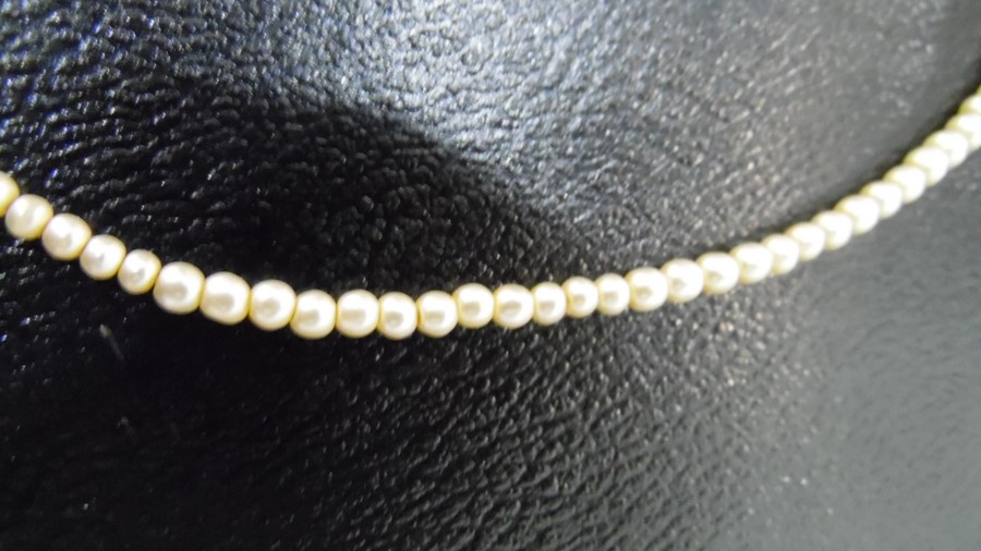 Graduated cultured pearl necklace with gilt-coloured clasp marked 'Made in France' and another - Bild 4 aus 7