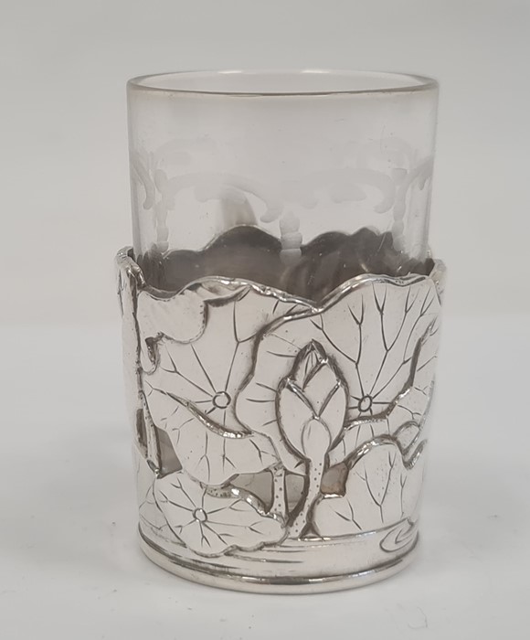 Japanese Samurai Shokai miniature tea/sake glass decorated with lotus flower (retailers and - Bild 3 aus 4