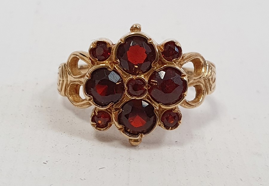 9ct gold lady's ring with four large and five small garnets, in flowerhead setting, 4.5g - Image 2 of 3