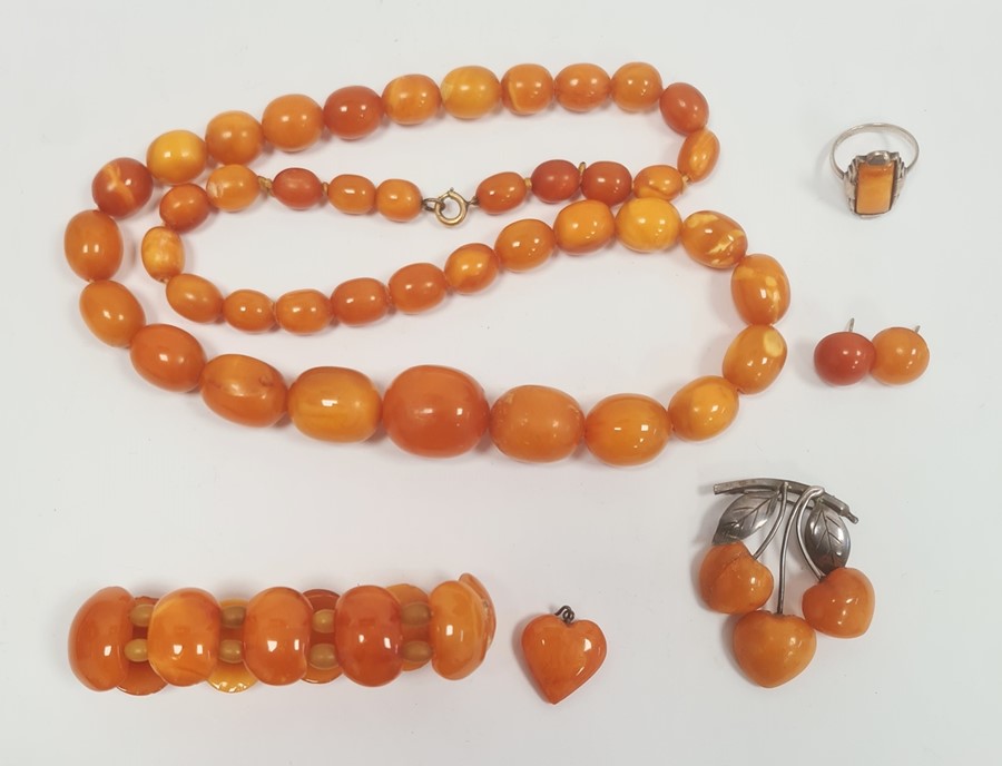 Graduated butterscotch amber beaded necklace, 60.9g approx, largest bead 2.5cm x 2cm approx,