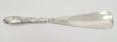 Chinese Wang Hing silver shoe horn with dragon embossed handle, marked 'WH 90' and Chinese