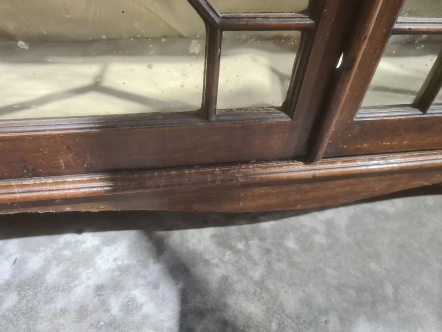 Mahogany display case with dentil cornice, the two glazed doors enclosing five shelves on bracket - Image 3 of 8