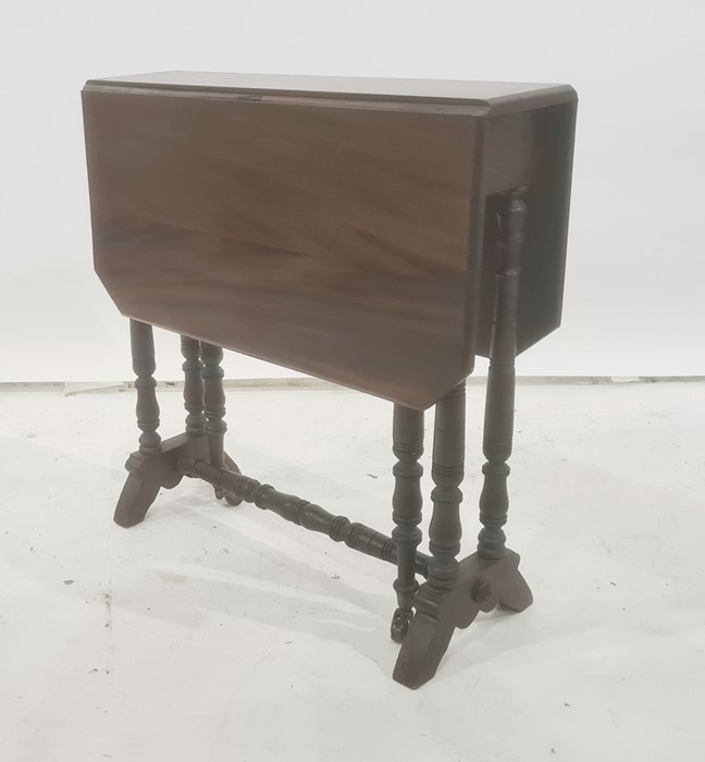 19th century mahogany Sutherland table on turned supports, 60cm high