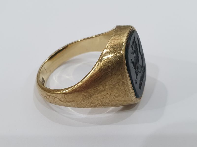 9ct gold and bloodstone set signet ring, 8.4g total (ring size S/T approx) Condition ReportSome - Image 4 of 11