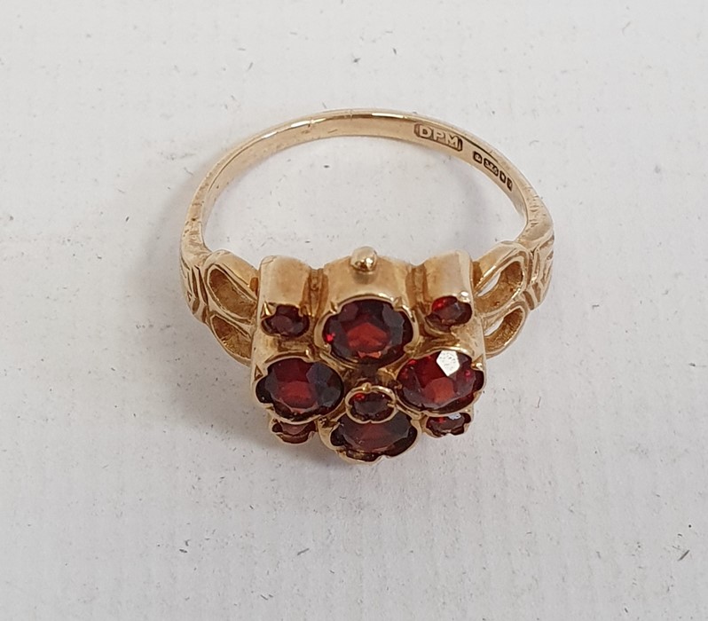 9ct gold lady's ring with four large and five small garnets, in flowerhead setting, 4.5g - Image 3 of 3