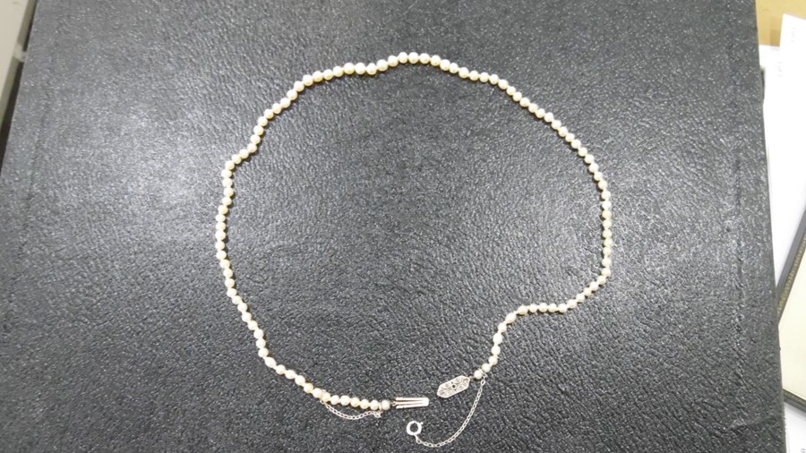 Graduated cultured pearl necklace with gilt-coloured clasp marked 'Made in France' and another - Bild 5 aus 7