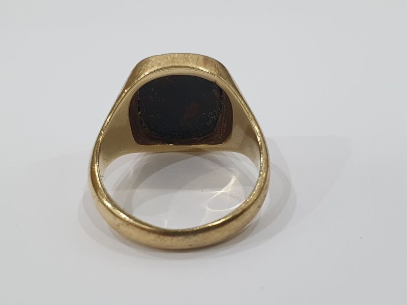 9ct gold and bloodstone set signet ring, 8.4g total (ring size S/T approx) Condition ReportSome - Image 8 of 11