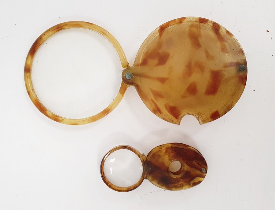 Two tortoiseshell eye glasses and a small Georgian tortoiseshell snuffbox with silver inlay, with - Image 5 of 6