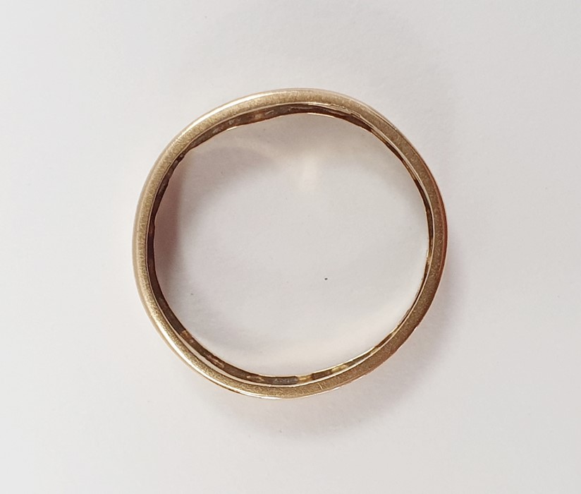 18ct gold wedding band with pierced and engraved heart decoration, size K, approx. 2.8gCondition - Image 2 of 3