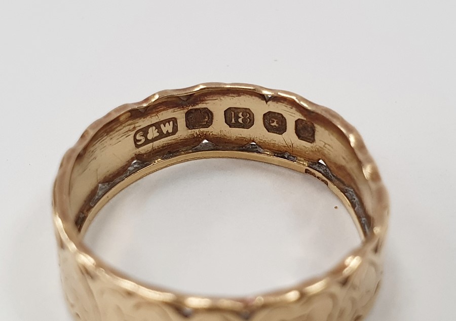 18ct gold wedding band with pierced and engraved heart decoration, size K, approx. 2.8gCondition - Image 3 of 3