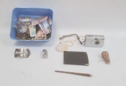 Quantity coins and banknotes and a Canon digital Ixus 500 (1 box)