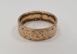 18ct gold wedding band with pierced and engraved heart decoration, size K, approx. 2.8gCondition