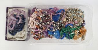 Quantity assorted costume jewellery including necklaces, brooches, etc