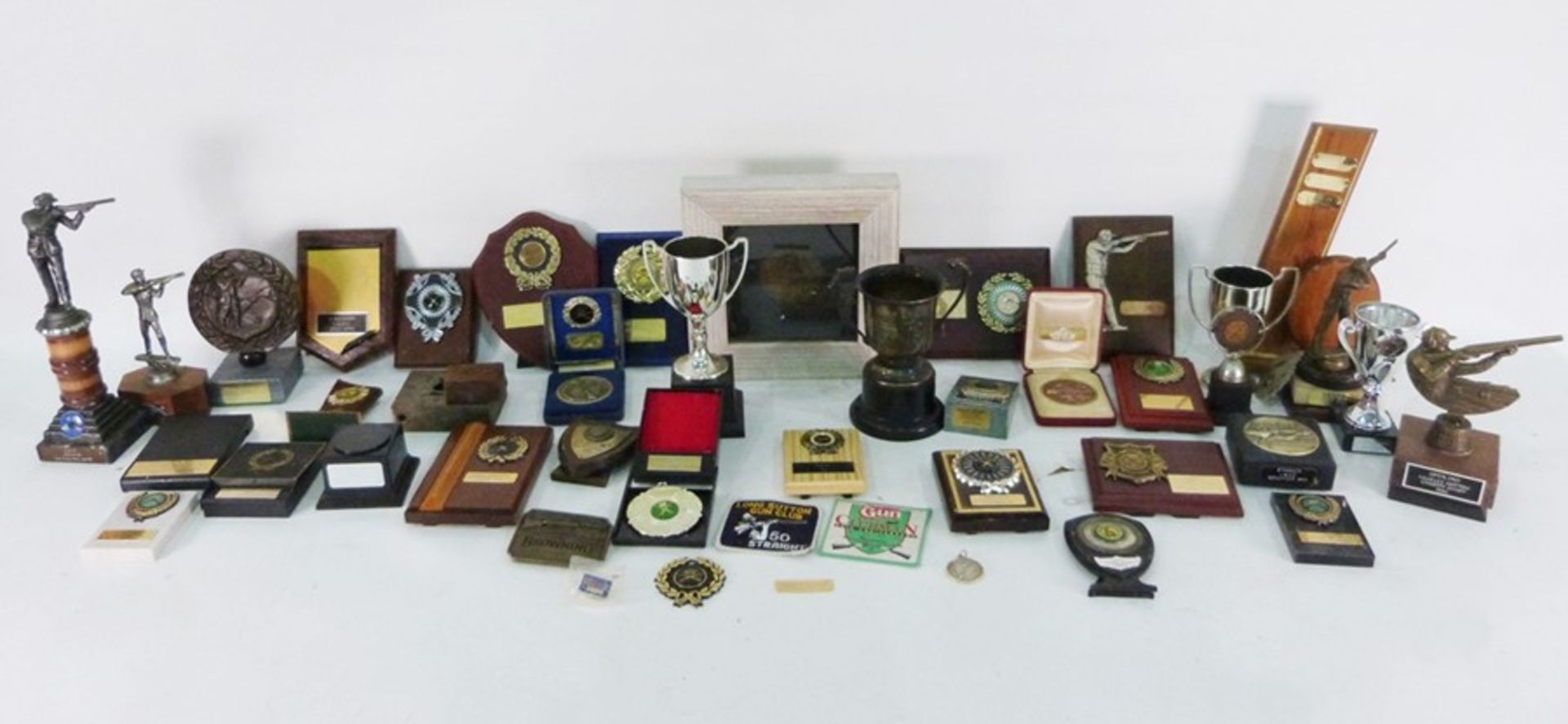 Quantity of trophy cups, trophy prizes for clay pigeon shooting and other sports (1 box)