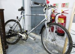 Two gents bicycles, Muddy Fox aluminium and Apollo 7400 stealth (2)