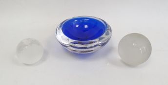 Hoglund (New Zealand) blue and clear cased glass bowl with acid etched signature to base and bears