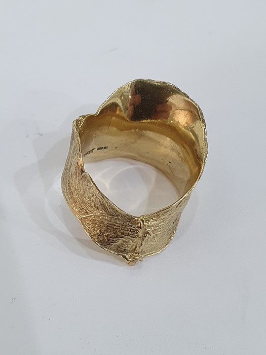 9ct gold ring of textured design, approx 9.9g  Condition ReportGood condition, no signs of damage. - Image 11 of 16