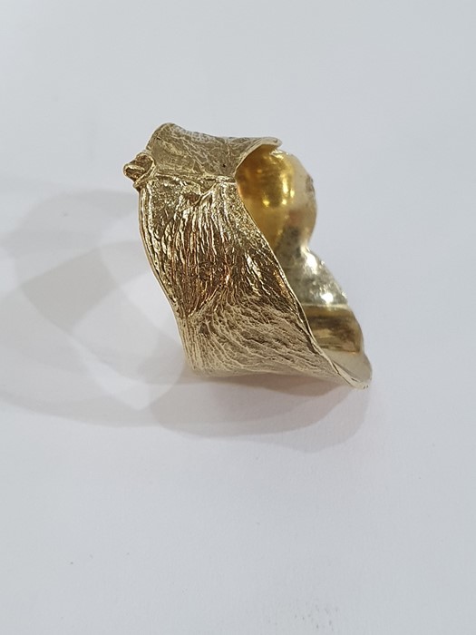 9ct gold ring of textured design, approx 9.9g  Condition ReportGood condition, no signs of damage. - Image 13 of 16