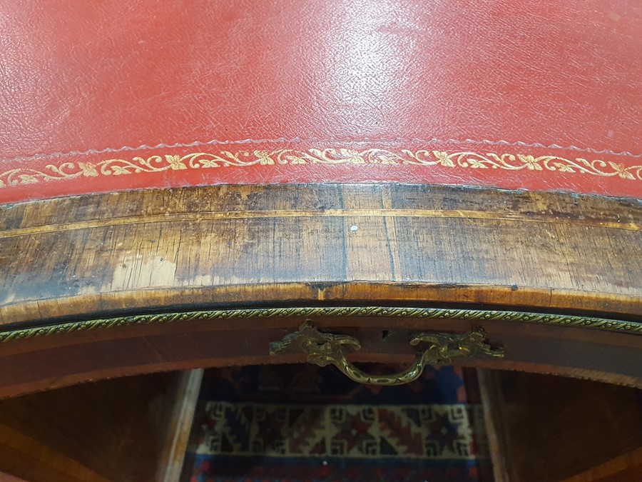 Early 20th century French-style ormolu-mounted rosewood kidney-shaped writing desk having brass - Image 4 of 28