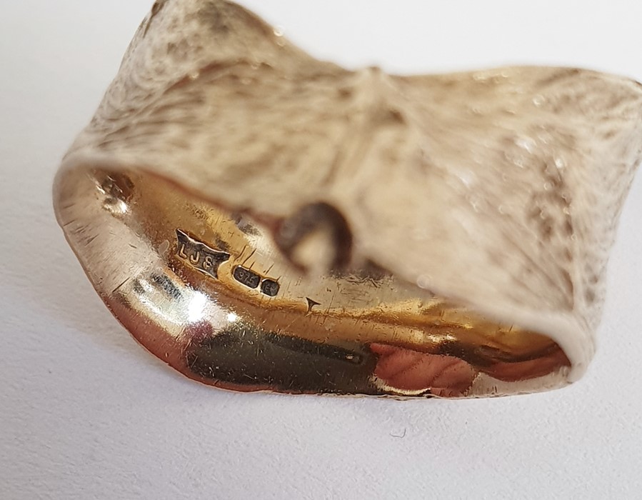 9ct gold ring of textured design, approx 9.9g  Condition ReportGood condition, no signs of damage. - Image 6 of 16